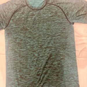 Lululemon workout shirt